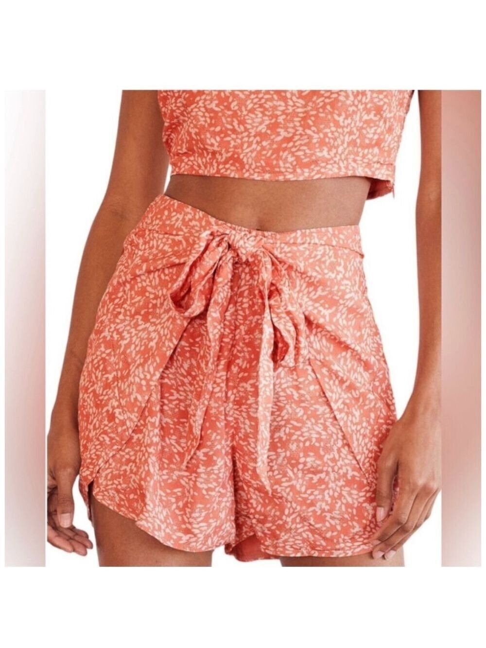 Lulus NWT Floral Leaf Patterned Shorts XL, Orange